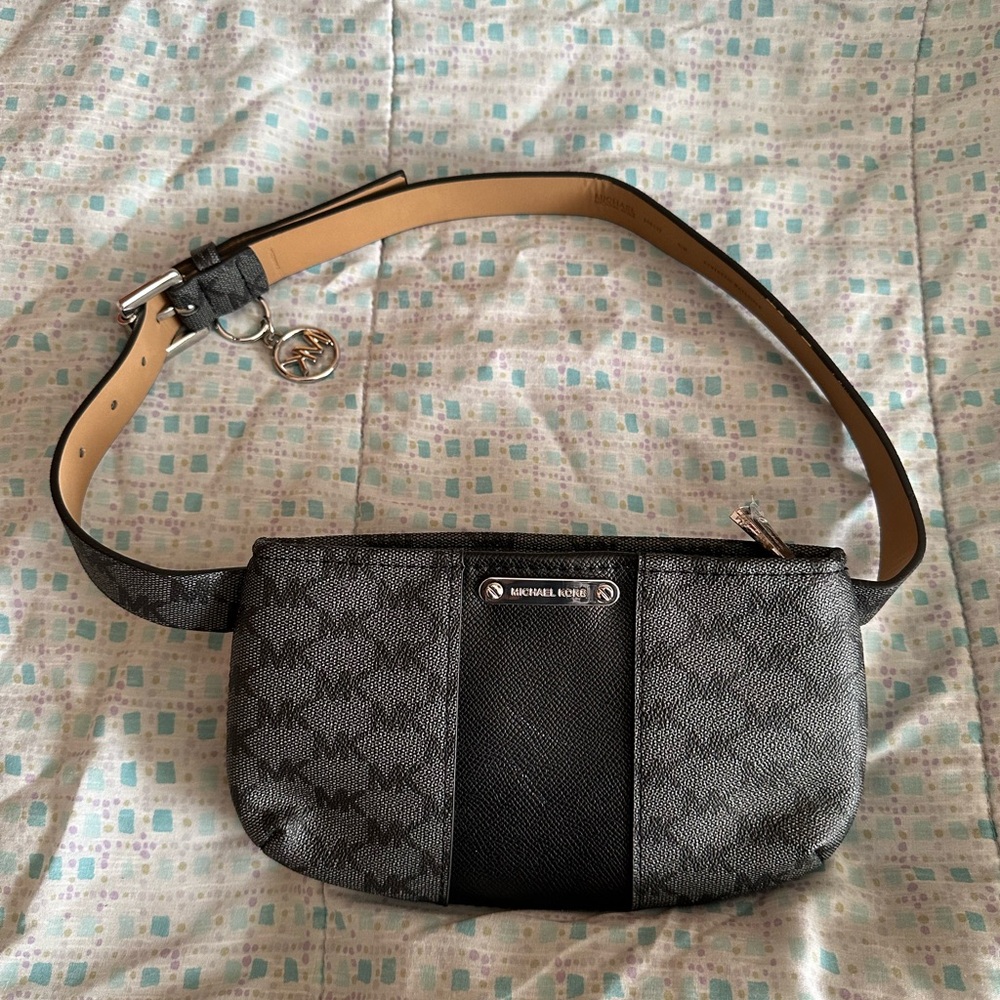 MICHEAL KORS BLACK FANNY PACK
